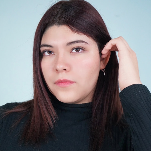 Retrato de joven mujer mirando a cámara en gres models