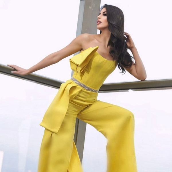 Modelo Karina Pérez Gres posando un entero color amarillo a cámara