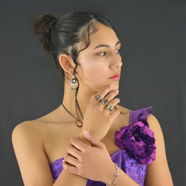 modelo-mujer mirando a un costado en consultora gres models